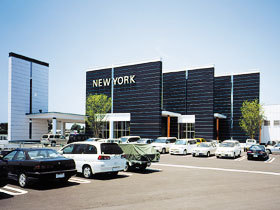 パーラーニューヨーク・出水店の外観